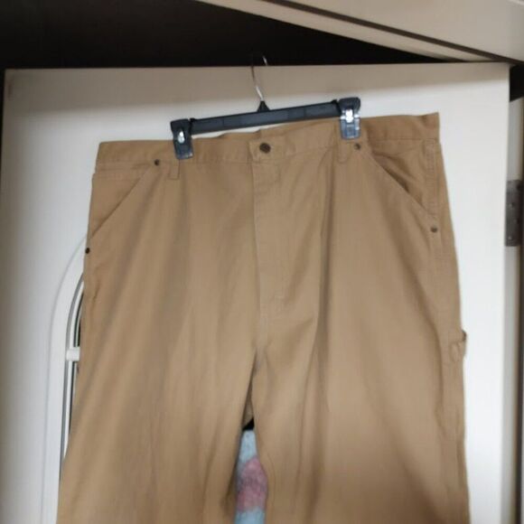New Wrangler Khaki Colored Relaxed Fit Carpenter Pants Size Men's 42/32 - Picture 2 of 3
